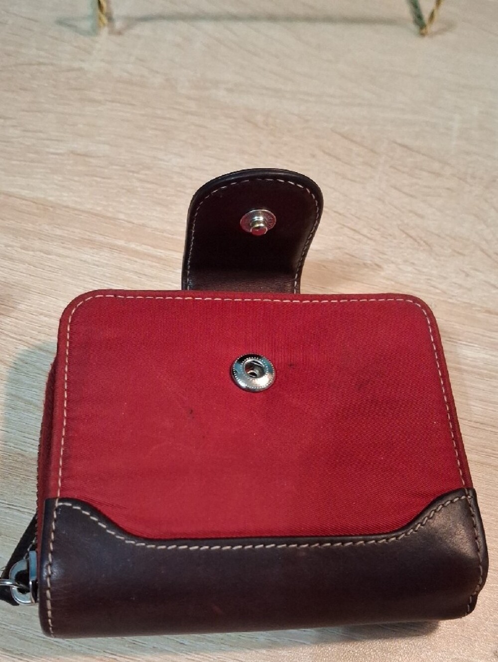 Dooney & Bourke Wayfarer Nylon Red Wallet with Brown Leather Trim Vintage - Picture 6 of 10